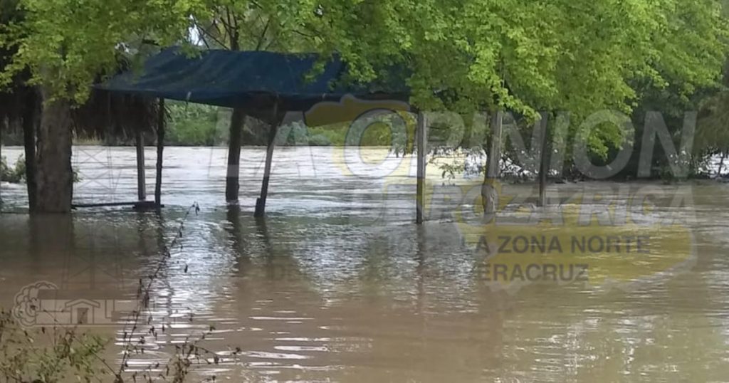 Lluvias en la sierra de Puebla provocan ligera salida del río, en Corralillos