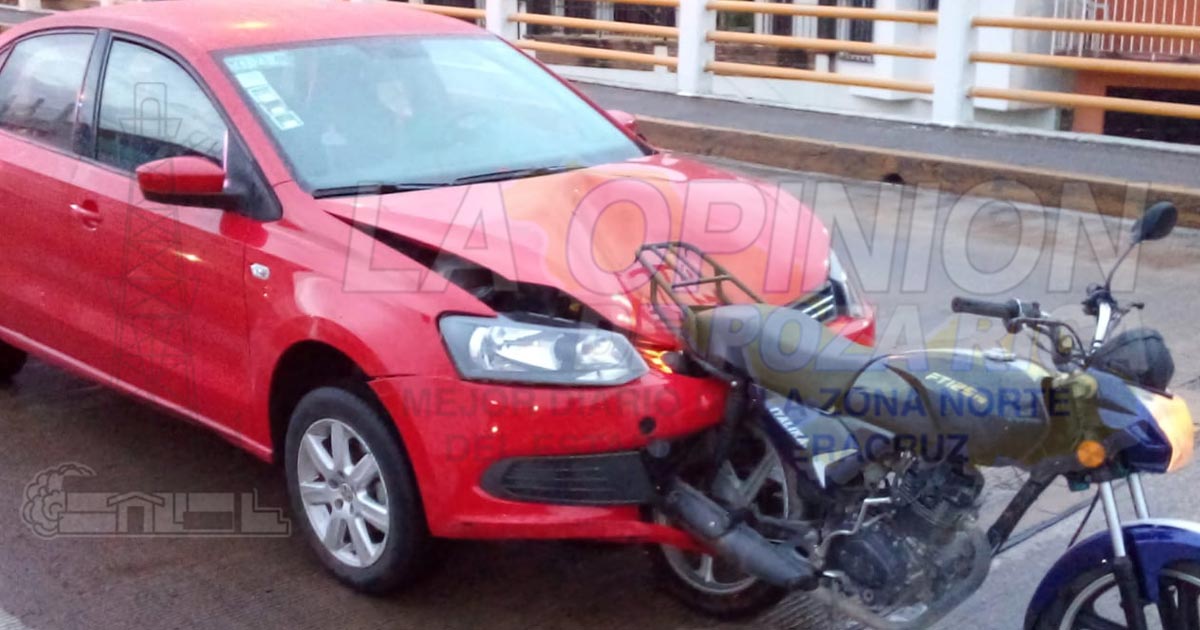 ¡Incrusta motocicleta en el cofre de su auto!