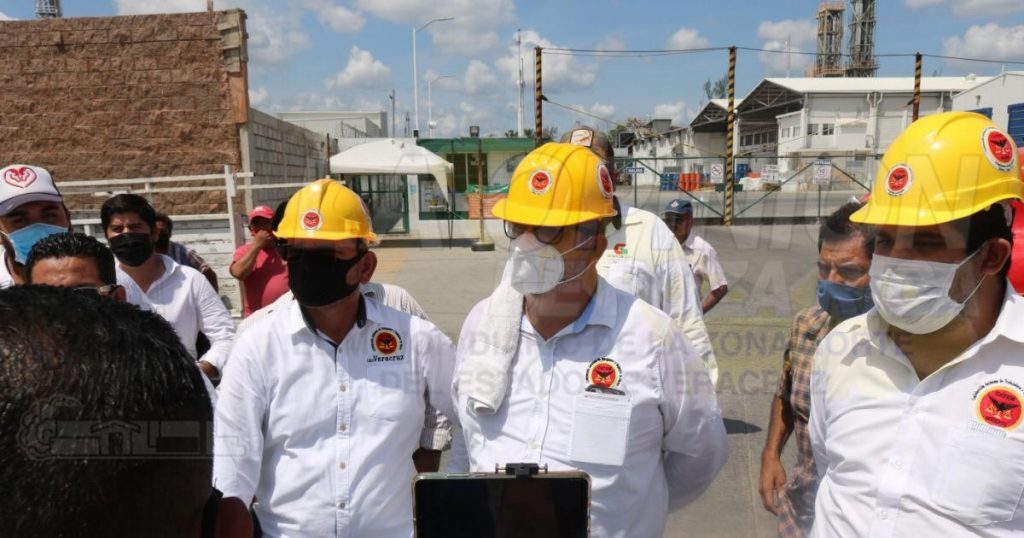 Transportistas de la CATEM bloquean el bulevar al Ídolo