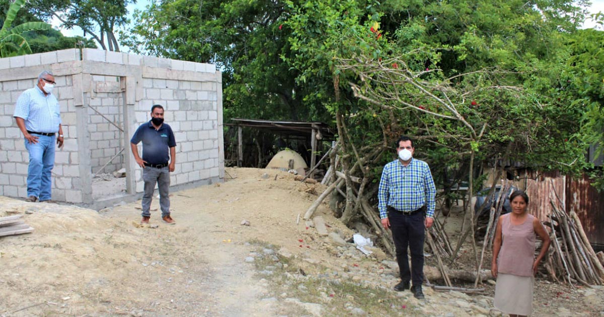 Alcalde beneficiara con viviendas a familia de Ojo de Ebrea