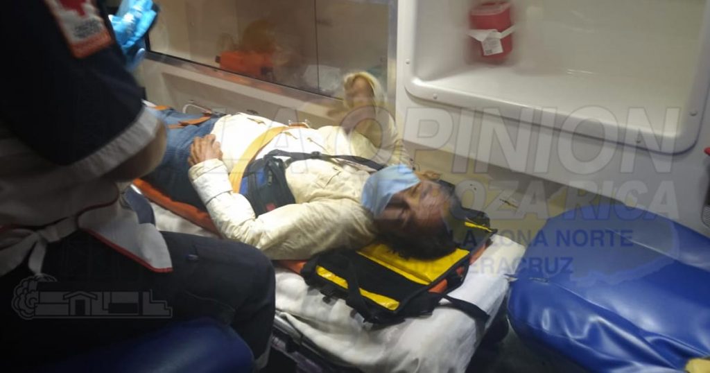 Veloz taxista arrolla a mujer