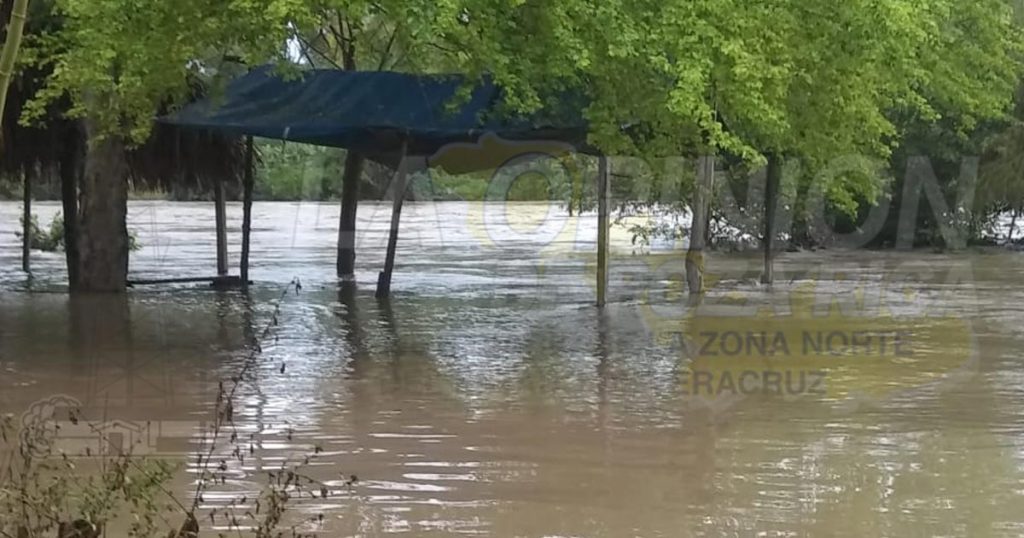 Recorre PC Coatzintla zona de Corralillos; aumenta nivel del río