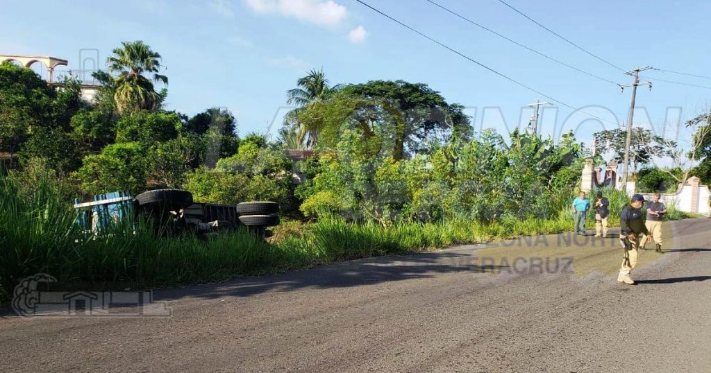 Camión de volteo vuelca rumbo a Plan de Arroyos