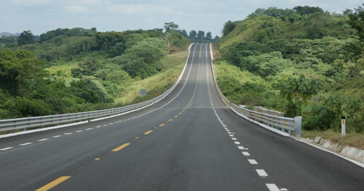 Aguas en la autopista, te ponen piedras para poder robarte