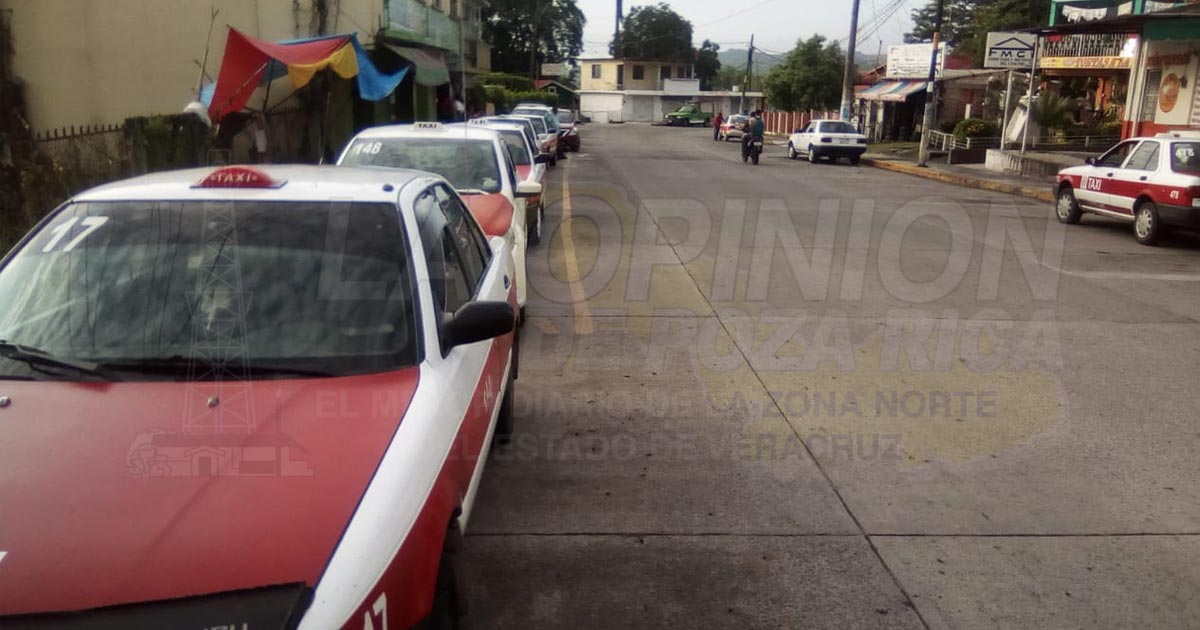 Taxistas invaden las calles de la zona centro de Cerro Azul