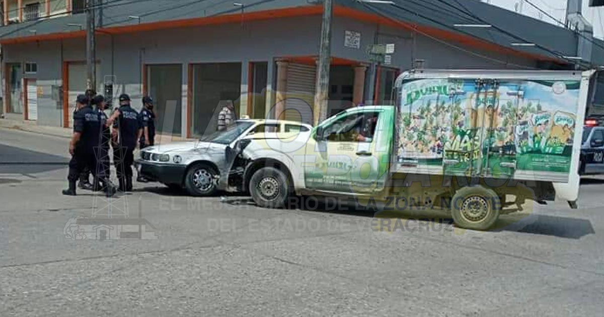Choca camioneta contra un taxi