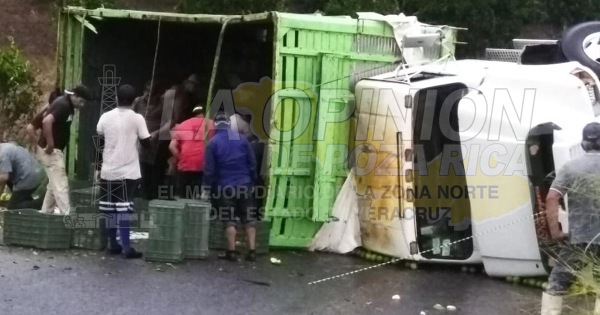 Vuelca camión naranjero