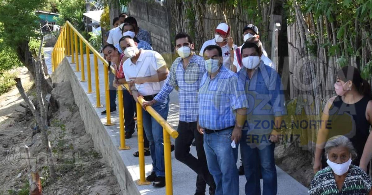 Entrega alcalde banquetas y escalinatas
