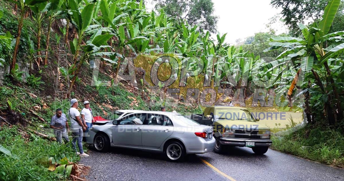 Doctora choca y termina al fondo de un barranco en Atzalán