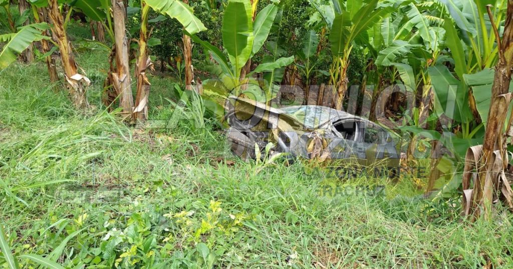 Doctora choca y termina al fondo de un barranco en Atzalán
