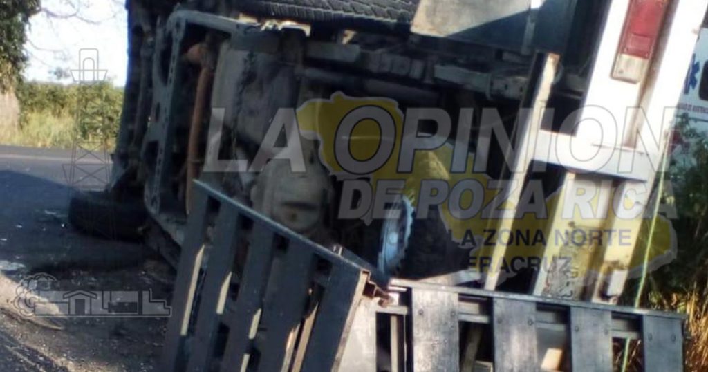 Vuelca camioneta que transportaba pollos