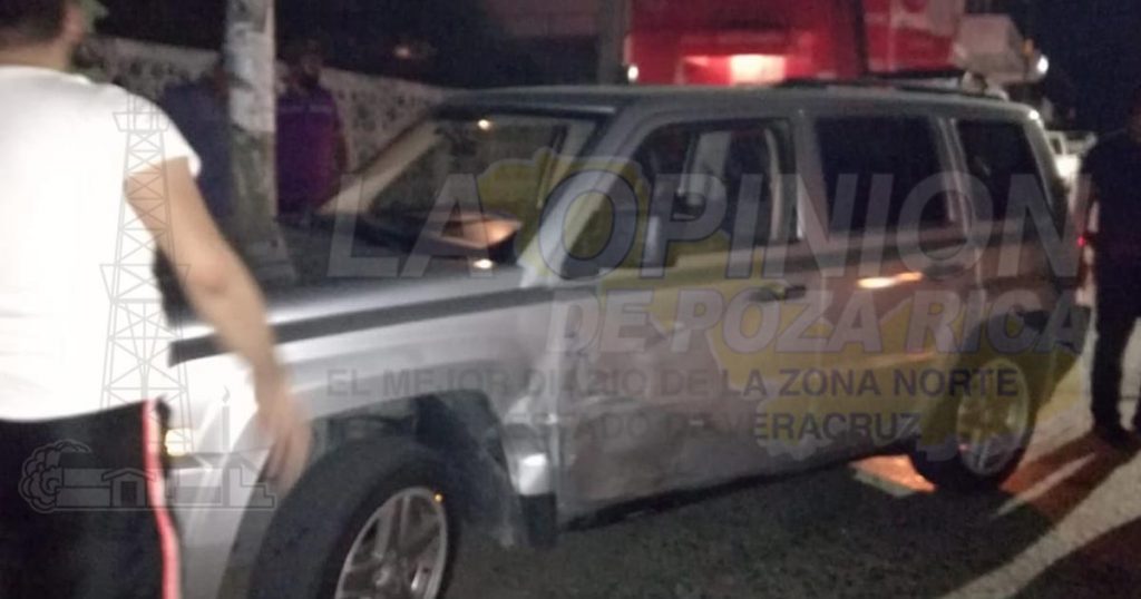 Choca con una camioneta estacionada