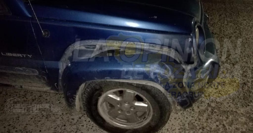 Choca con una camioneta estacionada