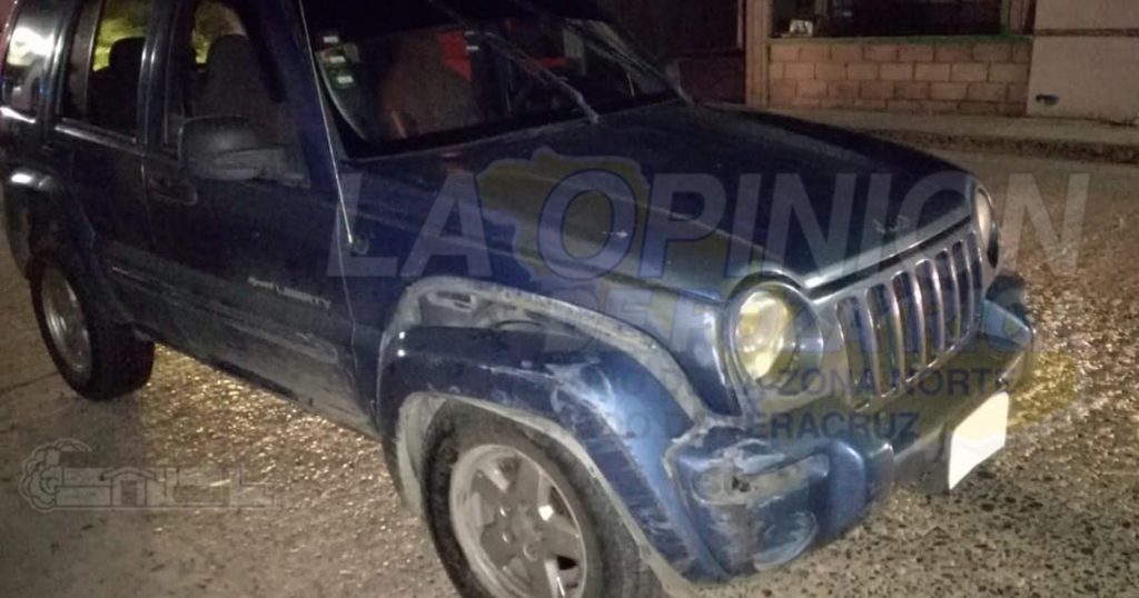 Choca con una camioneta estacionada