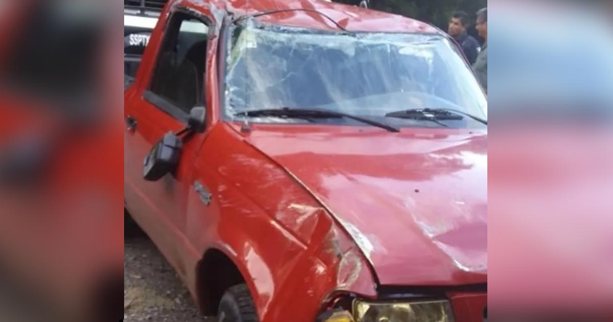 Derrapan, vuelcan y abandonan camioneta en el tramo Xico-La Ceiba