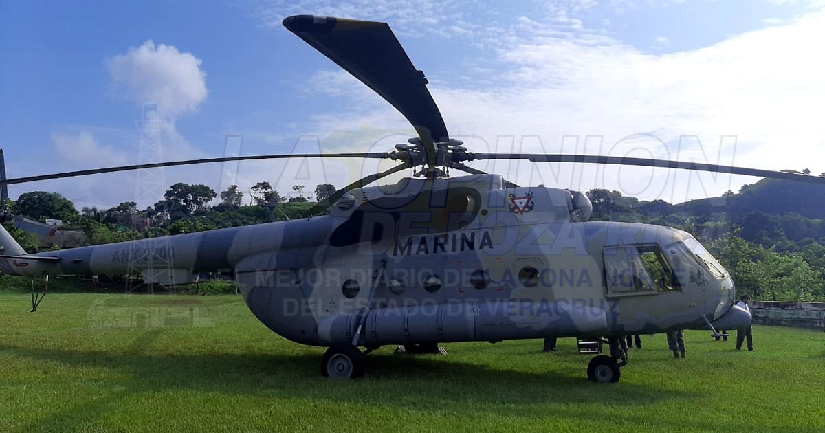 Llega helicóptero de la MARINA con ayuda a damnificados de Coyutla