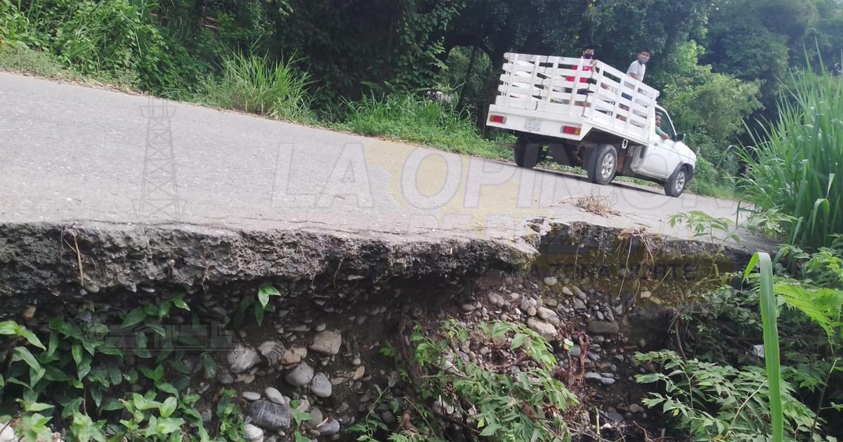 Se socava carretera a Las Cazuelas