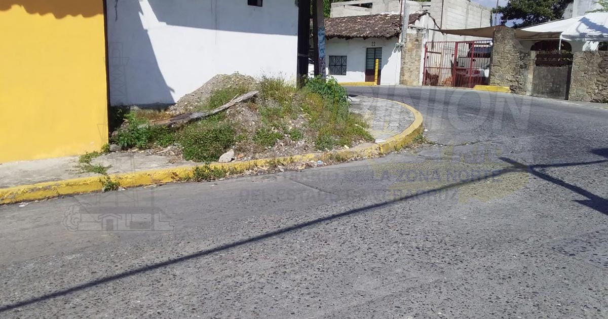 Temen accidente por bloqueo de vía pública con material de construcción