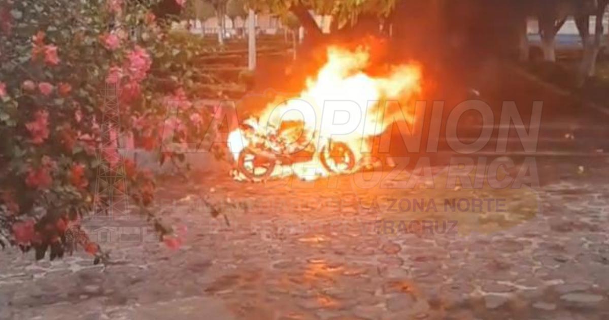 Motocicleta reducida a chatarra en Chontla