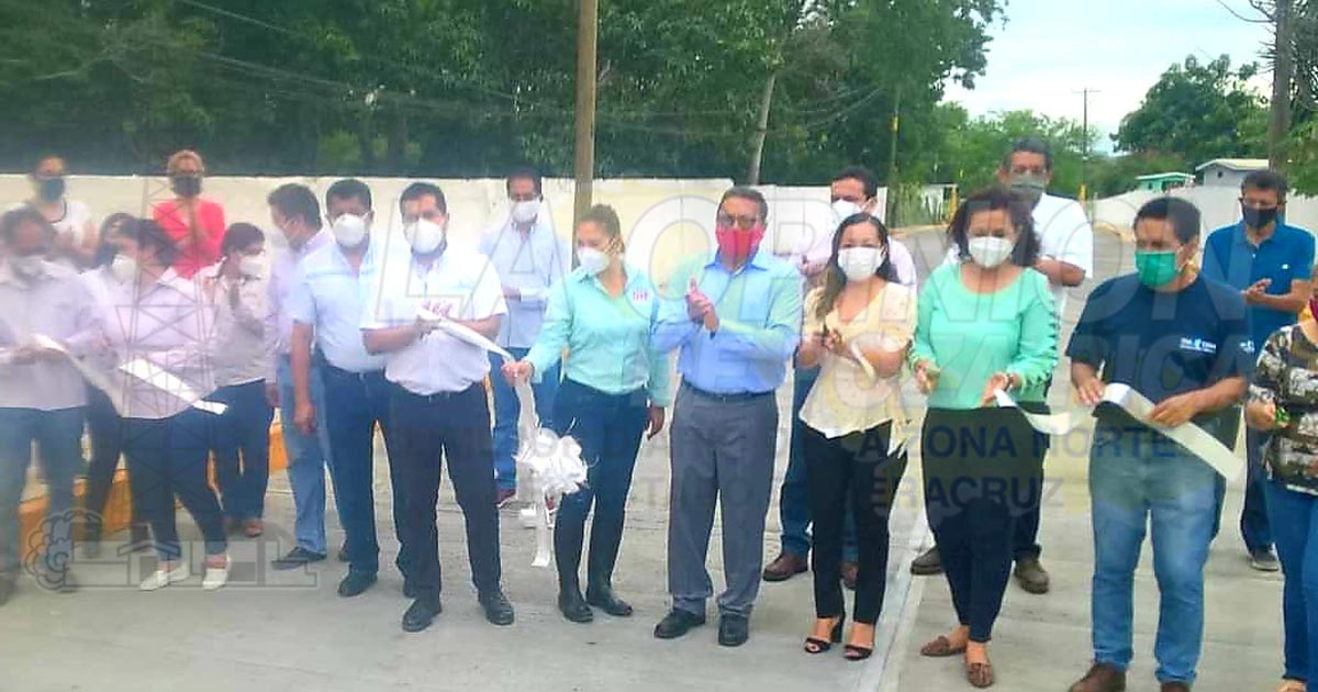 Alcalde de Naranjos Amatlán inauguro la pavimentación de la calle Benito Juárez