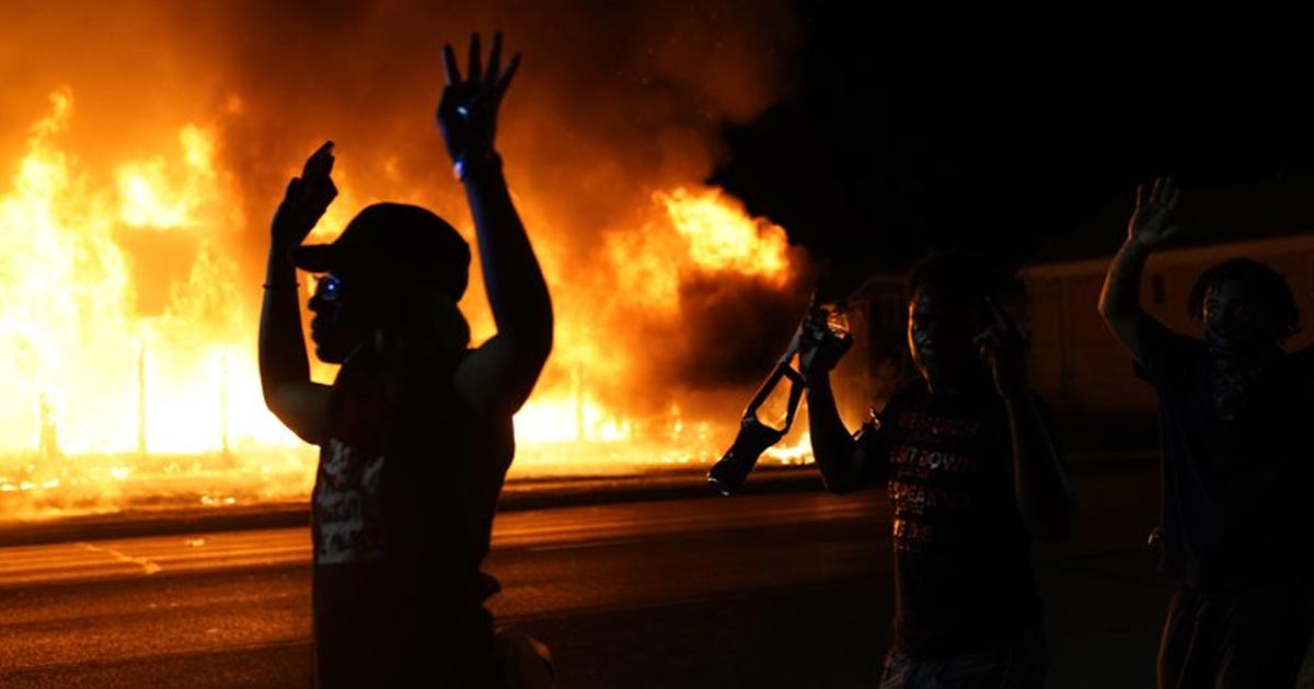 La muerte a tiros de dos manifestantes lleva al límite la tensión en Kenosha
