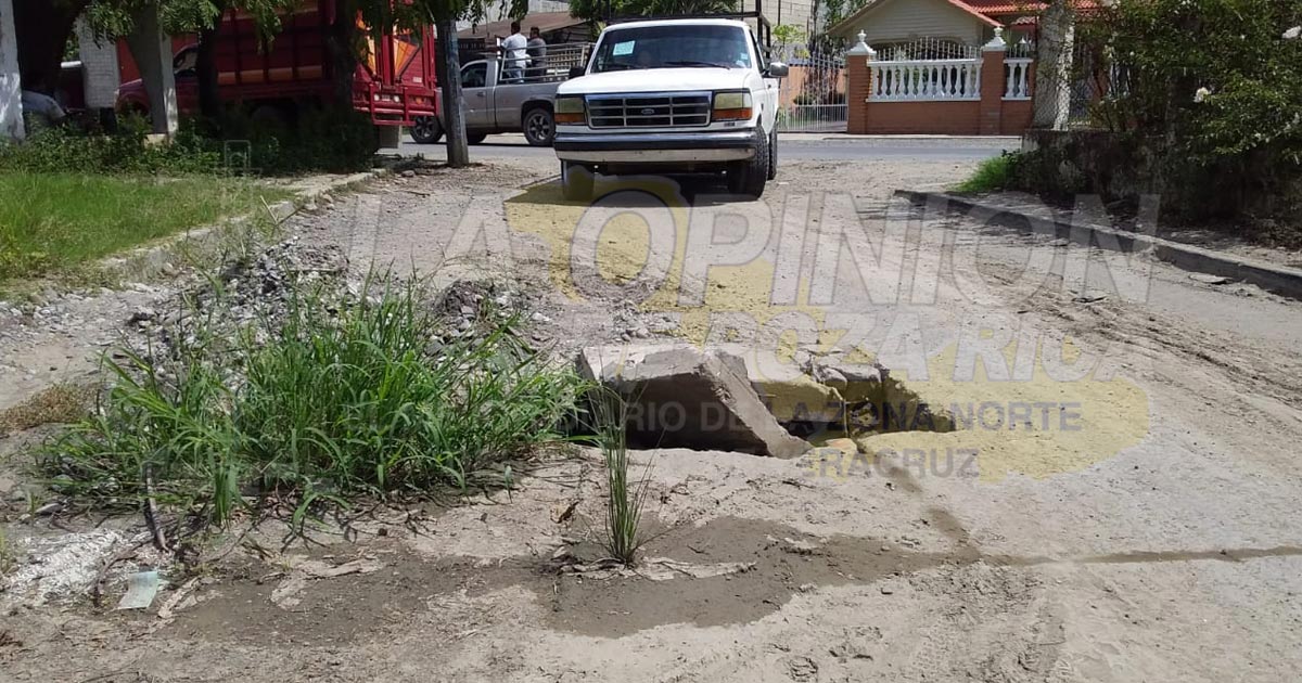Peligro en la entrada al barrio El Paraíso, Cazones; registro con tapa mal puesta