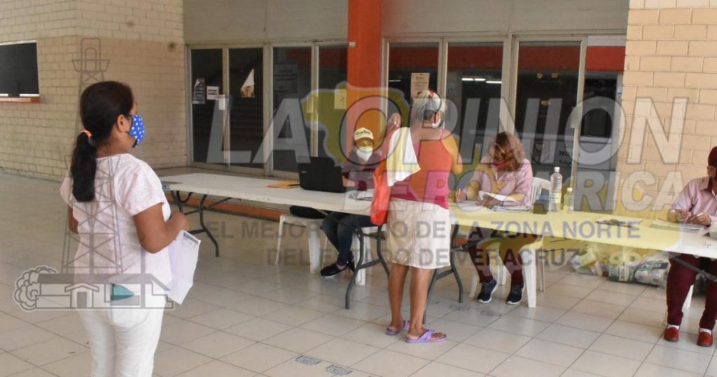 Se distribuyen apoyos de Vive Bien entre adultos mayores