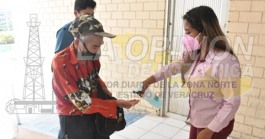 Se distribuyen apoyos de Vive Bien entre adultos mayores