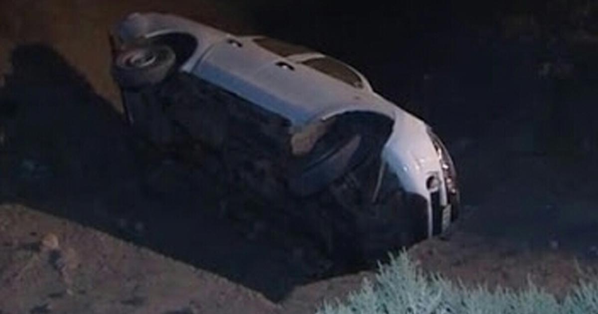 Policía localiza coche volcado