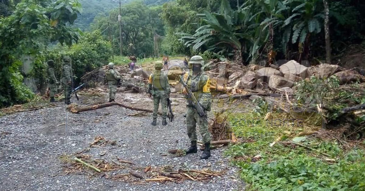 Ejército mexicano retira escombros y despeja el paso en Filomeno Mata.