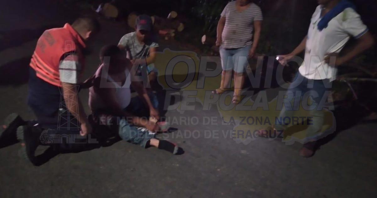 Veloz camioneta casi mata a un motociclista