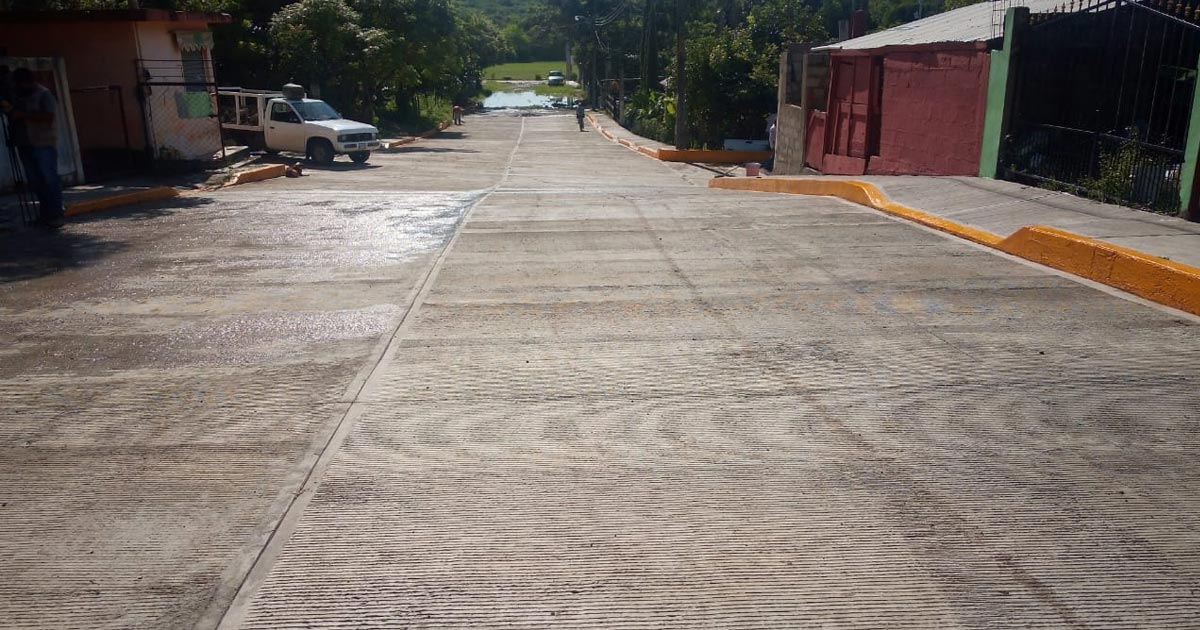Alcalde de Naranjos Amatlán entrega una obra más