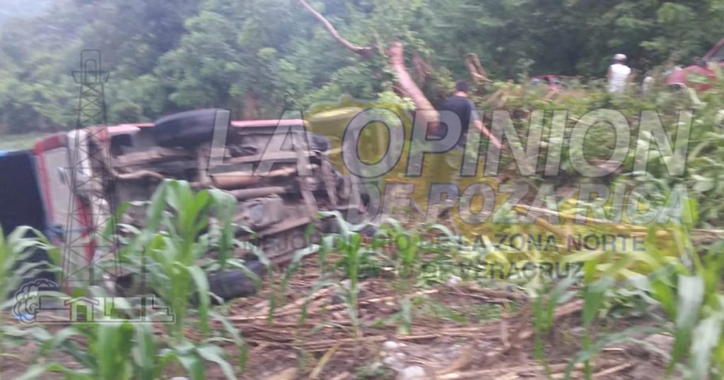 Campesinos heridos en volcadura