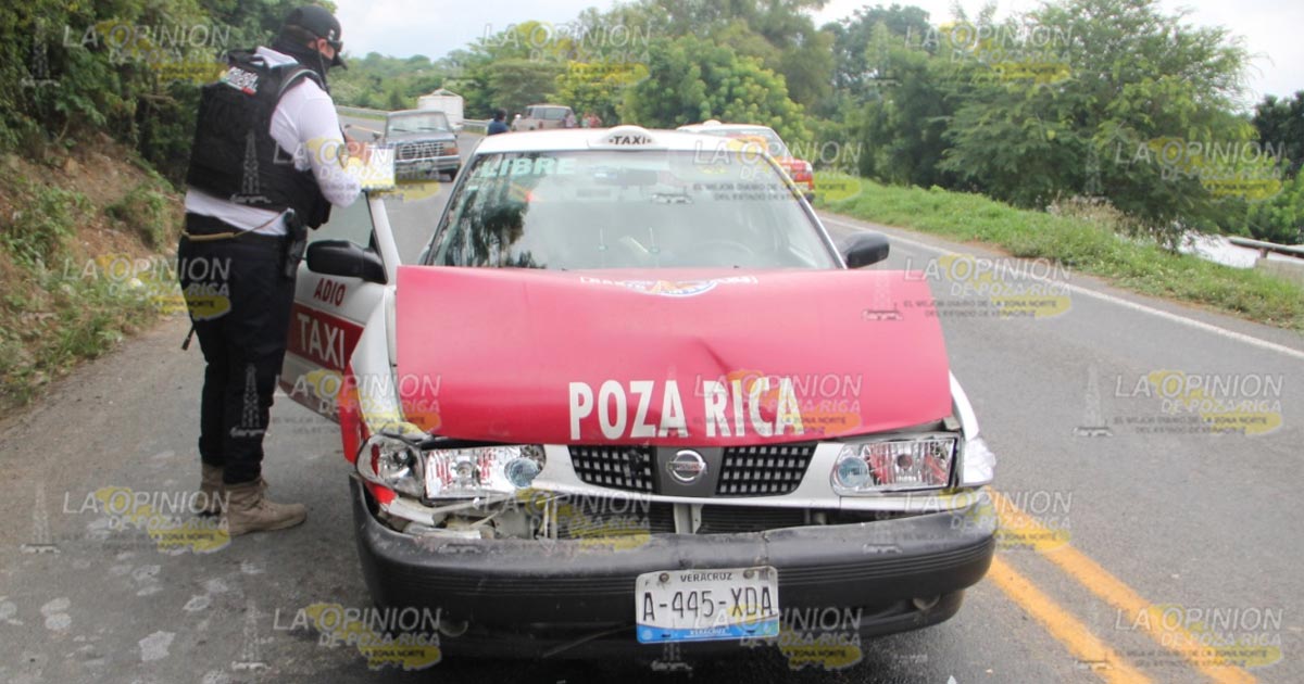 Taxi no hace alto e impacta con camion de pasajeros