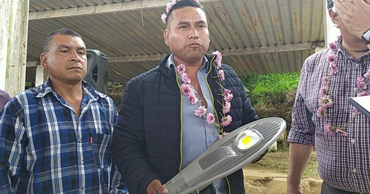 Lucra con los apoyos del gobierno federal