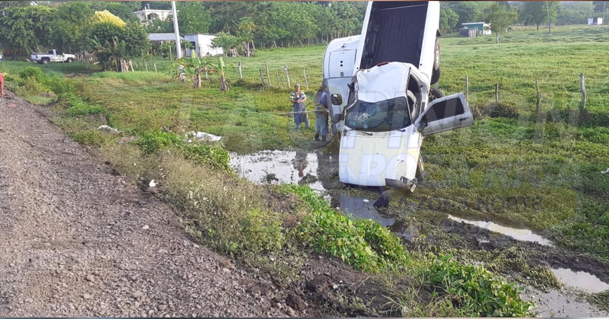 Camioneta queda volcada a un costado de la Tuxpan-Tampico