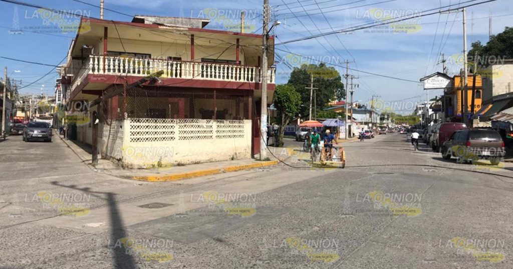 Automóvil fantasma choca contra cerco sanitario