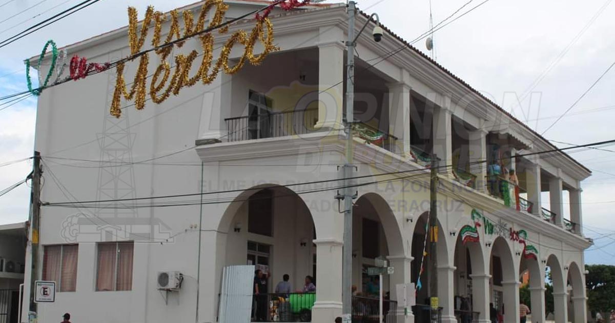 Ayuntamiento de Naranjos Amatlán coloca adornos patrios