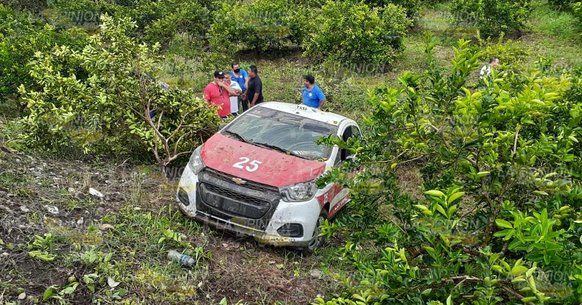 Taxi se sale de la carretera y cae a un barranco
