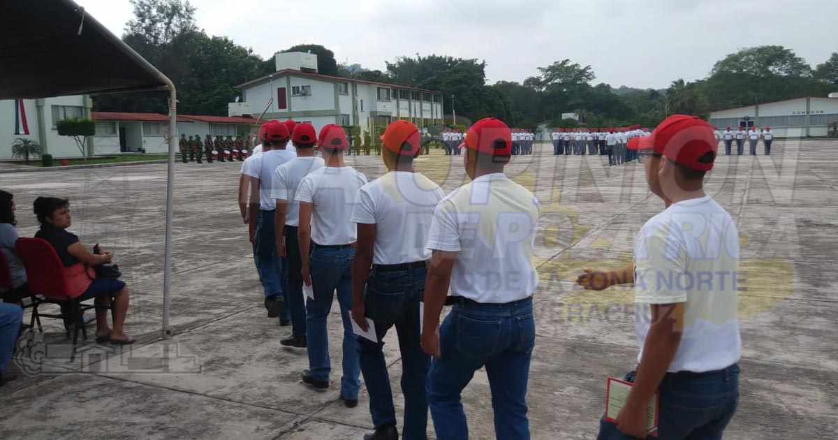 Más jóvenes coatzintecos realizan trámite para la cartilla del SMN