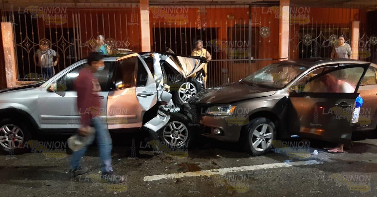 Destroza auto en accidente