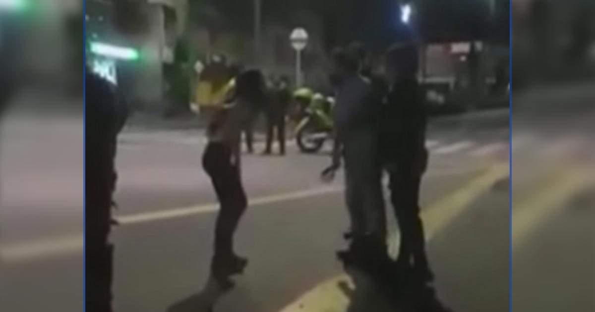 Chica se une a manifestación, su papá vio todo y la sacó a 'cinturonazos'