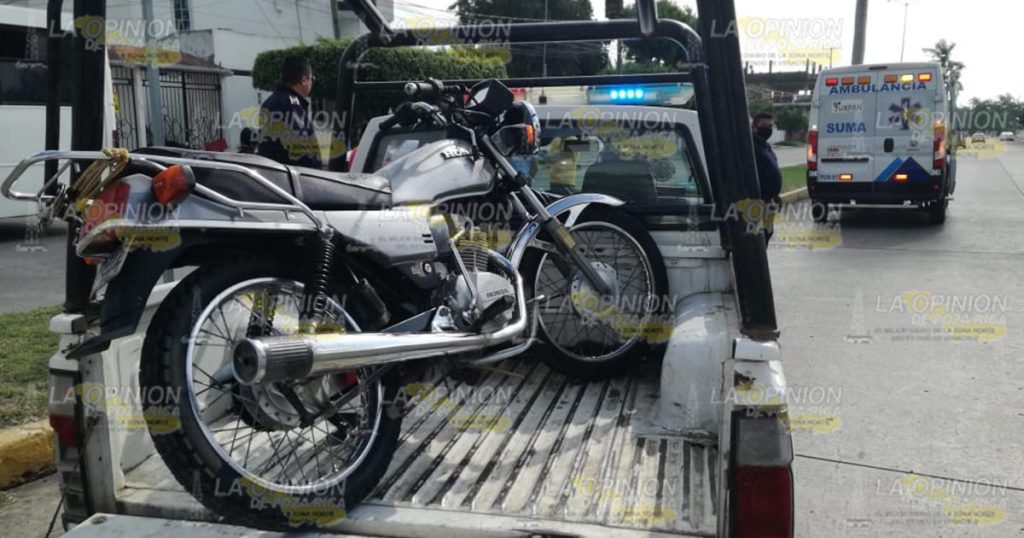 Intenta dar vuelta en U y choca