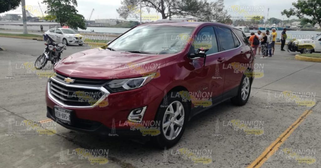 Intenta dar vuelta en U y choca