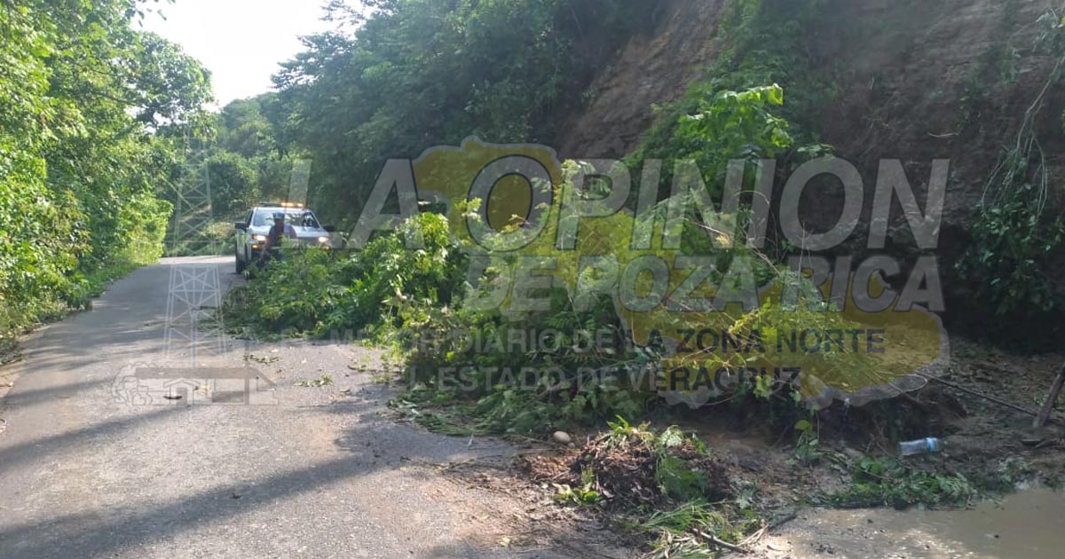 Deslave de cerro cierra el paso carretero a Poza Larga Zapotal