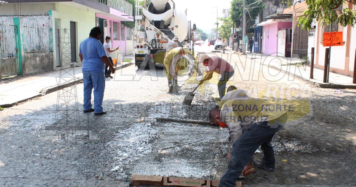 Reponen concreto en la Avenida Independencia, tras la reparación de drenaje