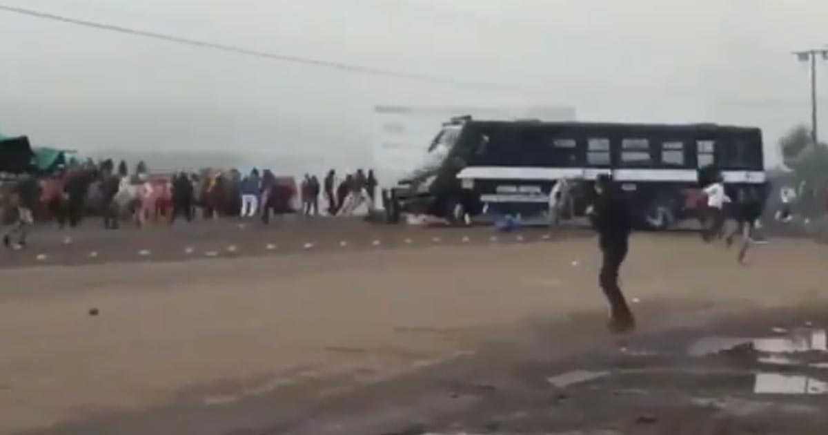 Se enfrentan normalistas y policías de Michoacán; vehículo arrolla a manifestantes