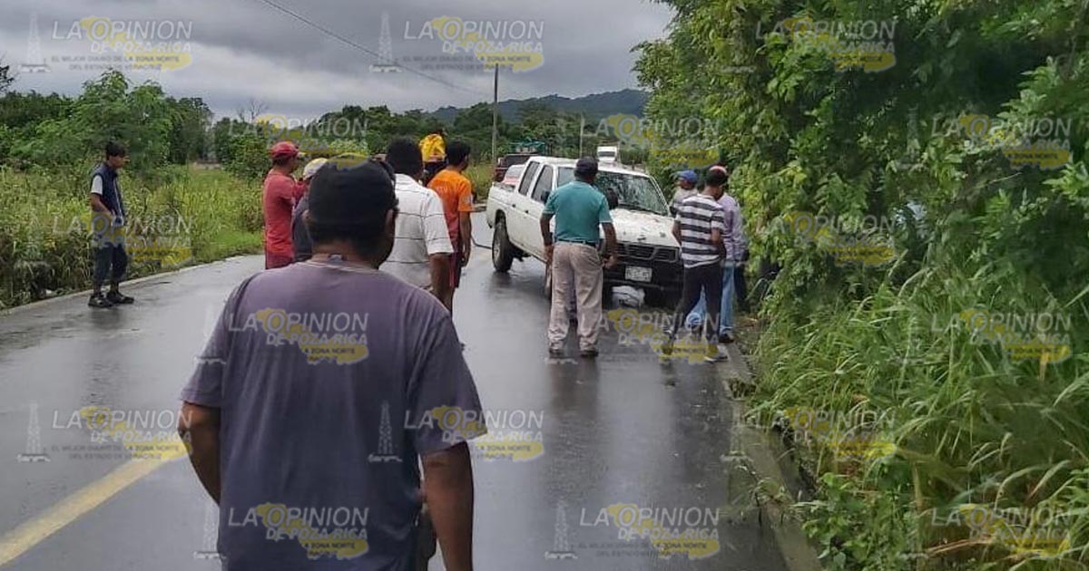 Choca auto compacto contra una pick-up en La Soledad