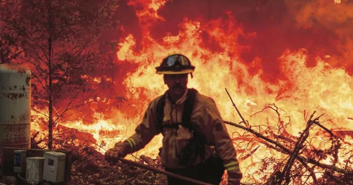 Evacuan a miles tras propagarse los incendios en California