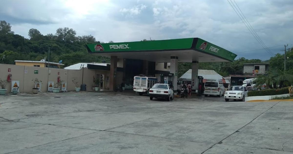 Par de maleantes asaltan gasolinera